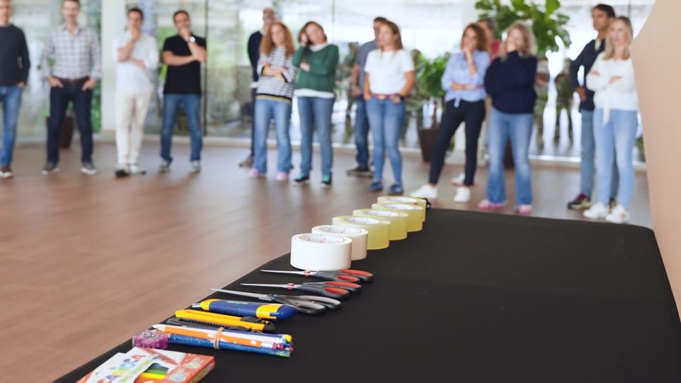 Equip d’AQ Acentor reunit en una sala durant un esdeveniment d’empresa
