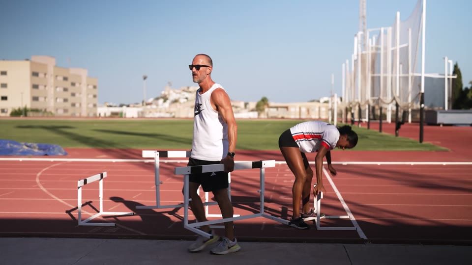 Atletes del Club Atlètic Pitiús entrenant a la pista