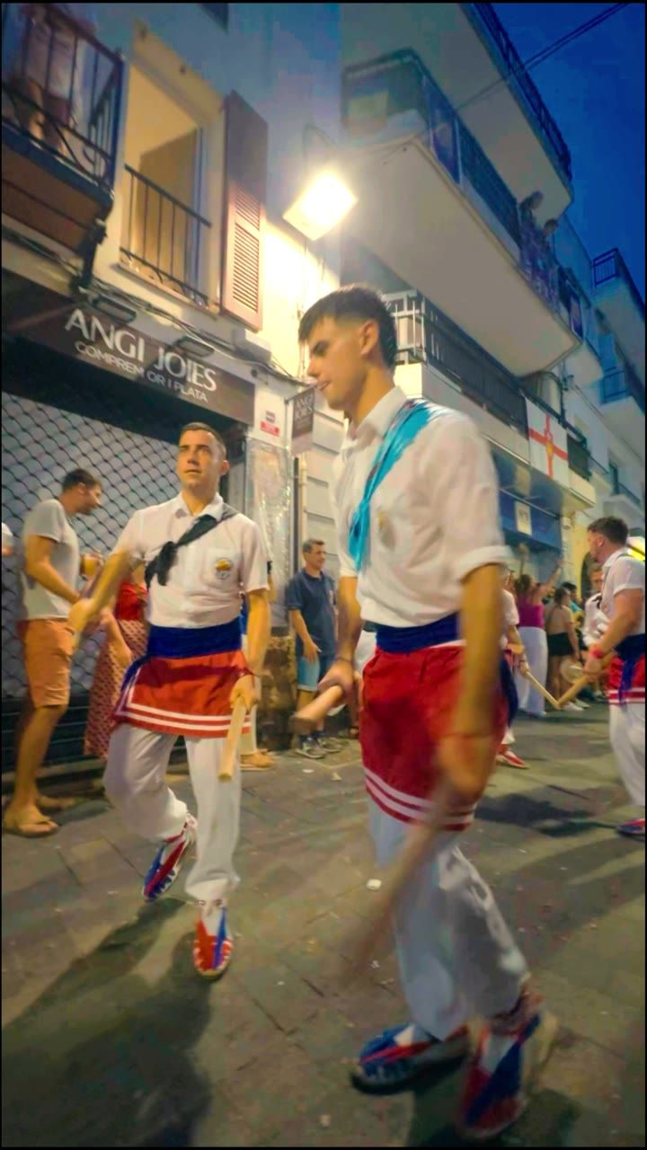 Ball de bastons pels carrers de Sitges durant la Festa Major