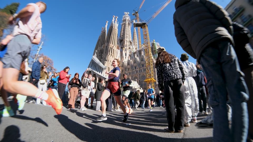 Corredors de la Marató de Barcelona passant per davant de la Sagrada Família