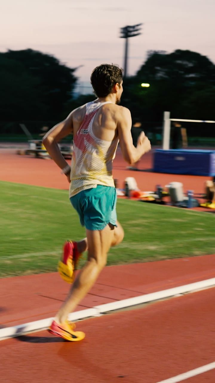 L’atleta John Heymans corrent en una pista d’atletisme