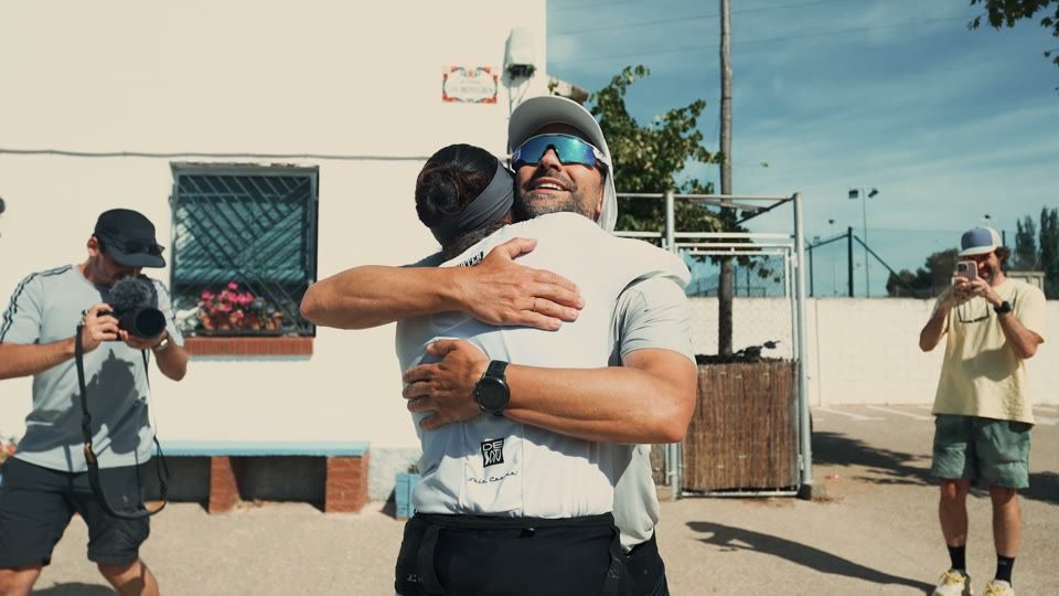 Dos corredors s’abracen durant el repte de 100 km pels Monegros