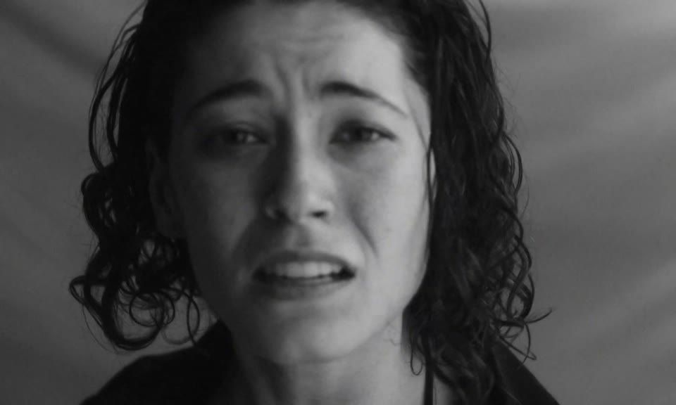 Mireia Pagès en un primer pla en blanc i negre del videoclip «On t’amagues ara?»