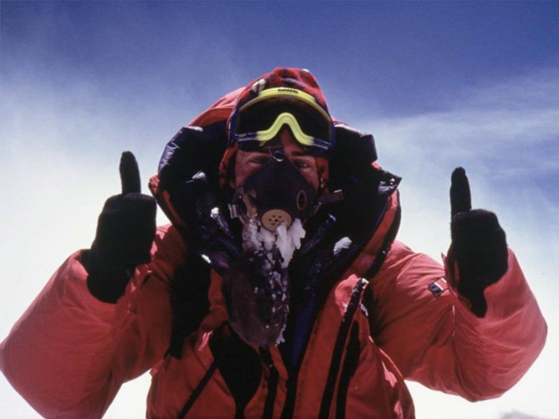 Alpinista al cim de l’Everest amb la màscara d’oxigen, del documental Summit Price
